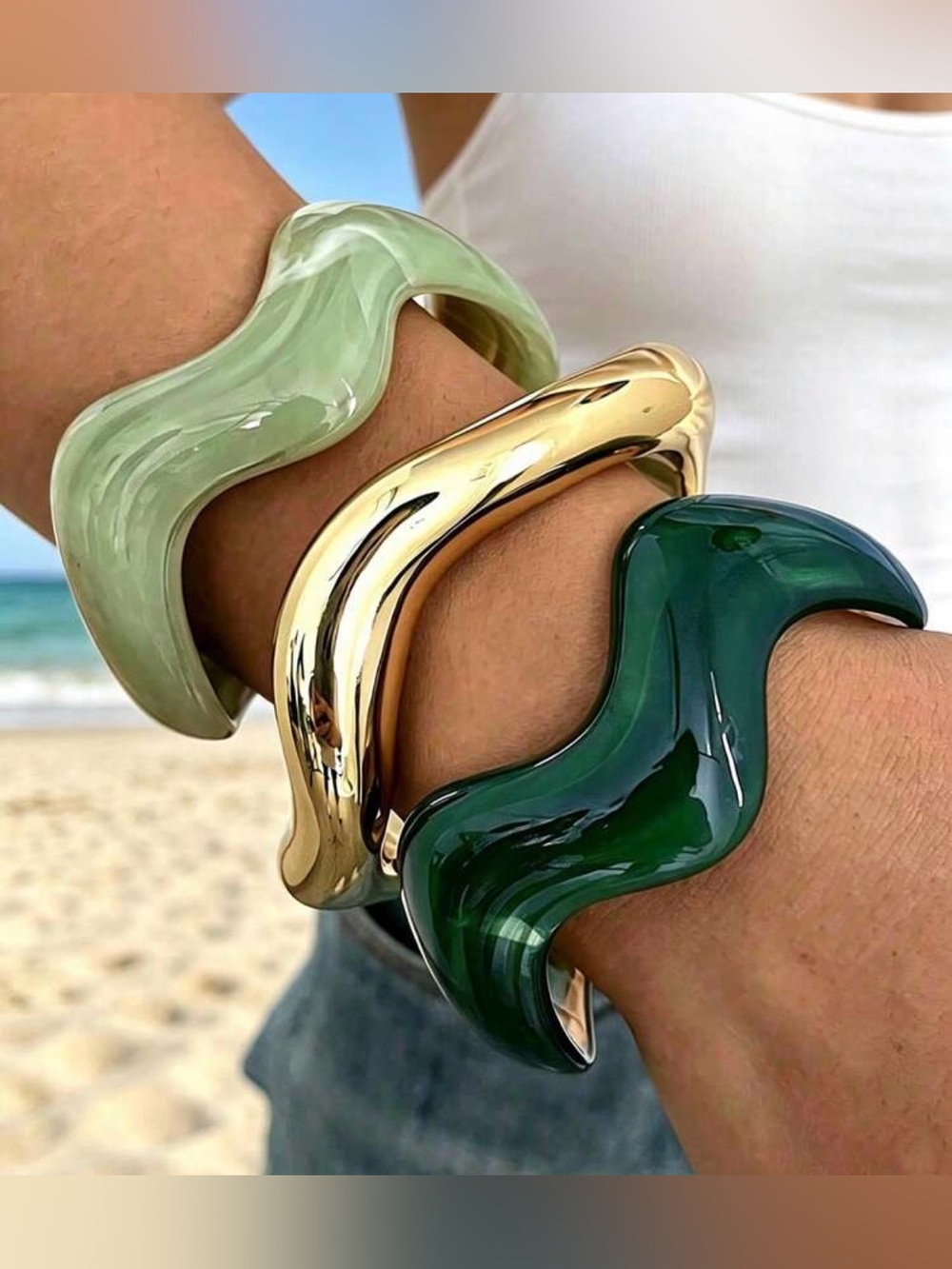Wavy Resin and Acrylic Wavy Bangle Stack Set in Shades of Green and Gold